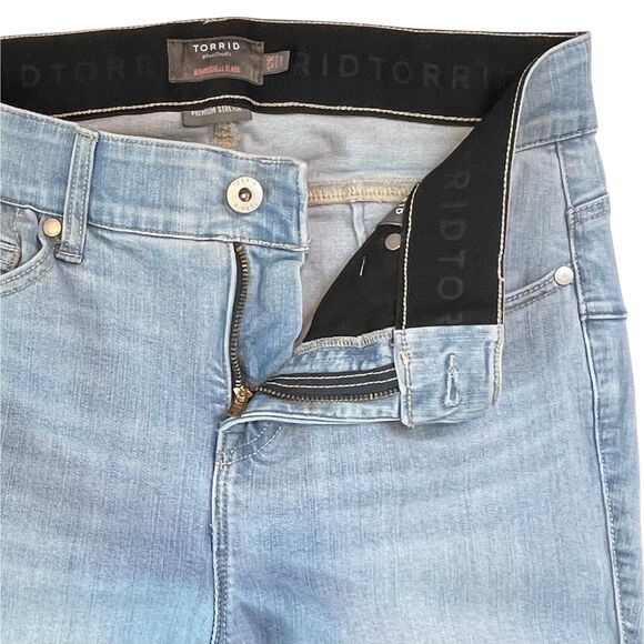 TORRID Bombshell Flare Premium Stretch Size 12 Calabasas Light Wash Wide-Leg - Picture 6 of 9